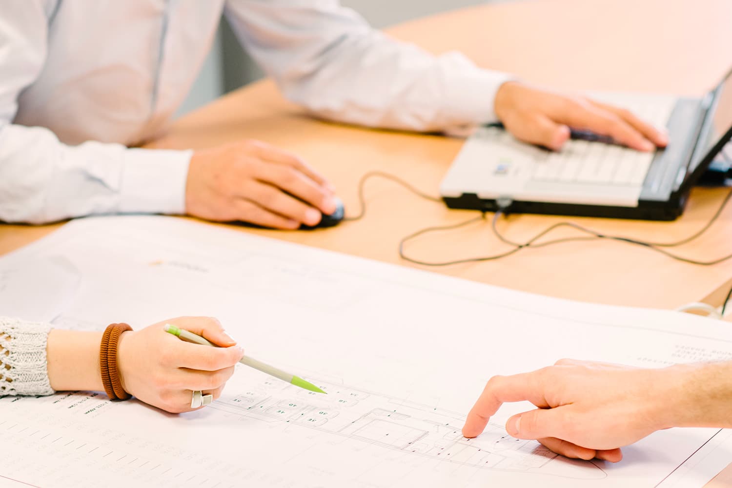 Bureau d’études Sabena technics en réunion de conception, avec plans techniques et outils numériques