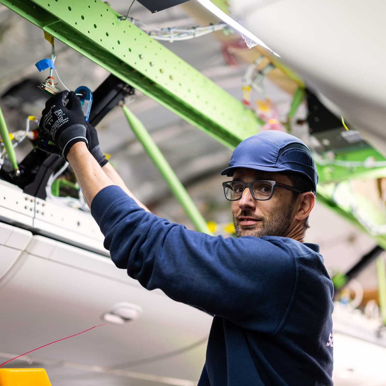 Câbleur aéronautique en intervention sur la structure d’un avion