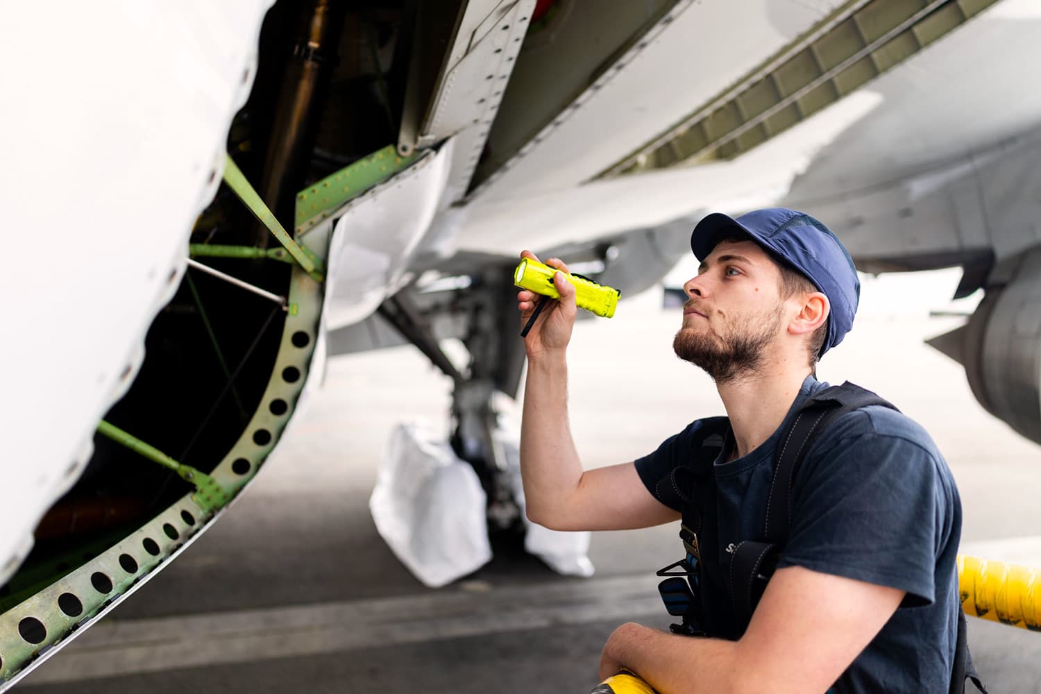Inspection technique d’un avion par un technicien en maintenance aéronautique chez Sabena technics