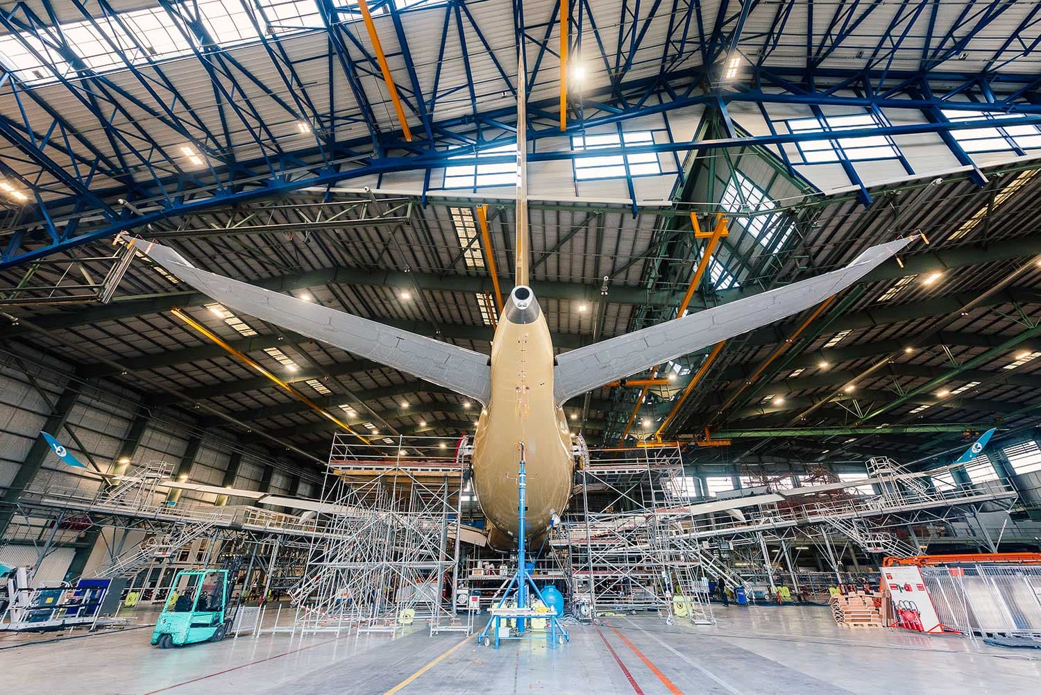 Airbus A350 en transformation dans un hangar de Sabena technics à Bordeaux, dans le cadre du projet pour French Bee