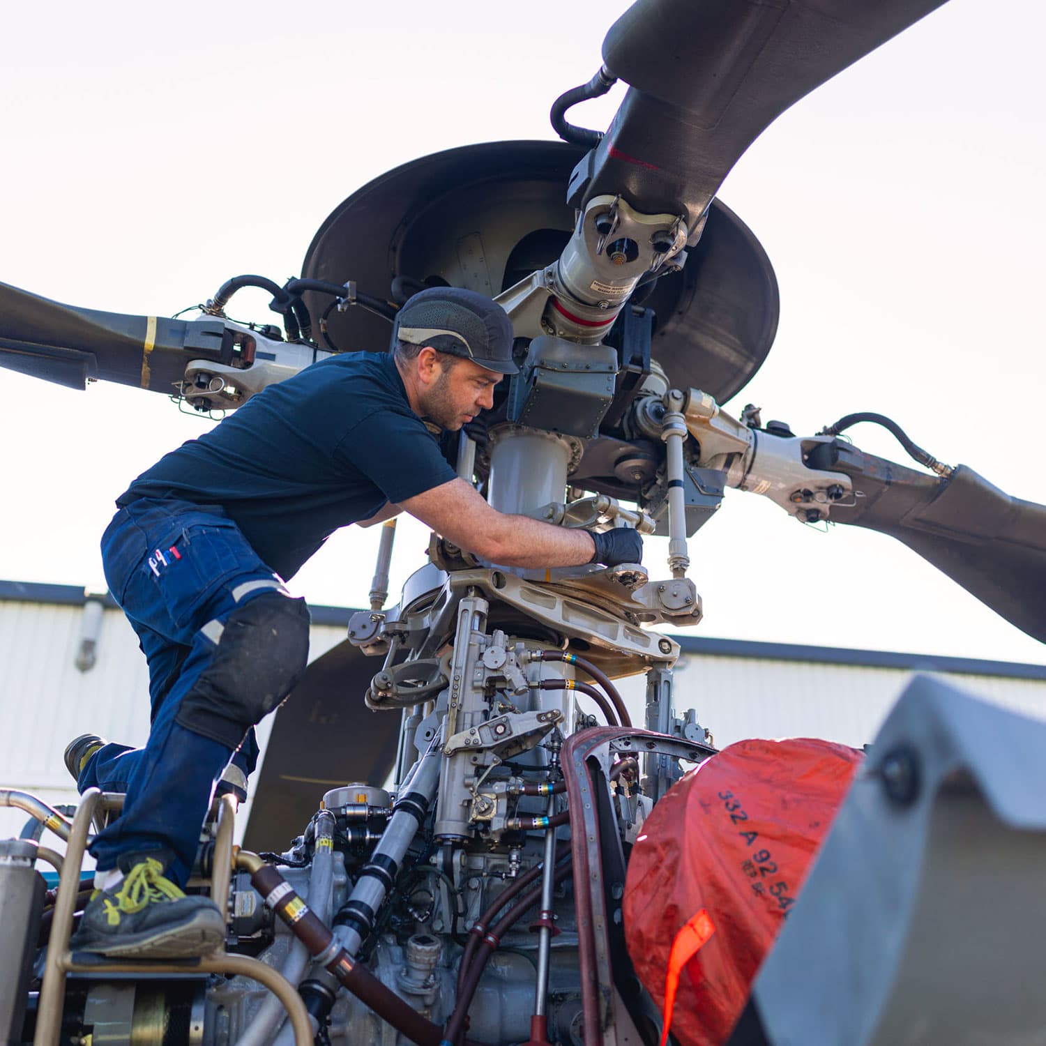Maintenance d’un hélicoptère dans le cadre des solutions MRO proposées par Sabena technics : réparation, logistique, modification et surveillance aérienne