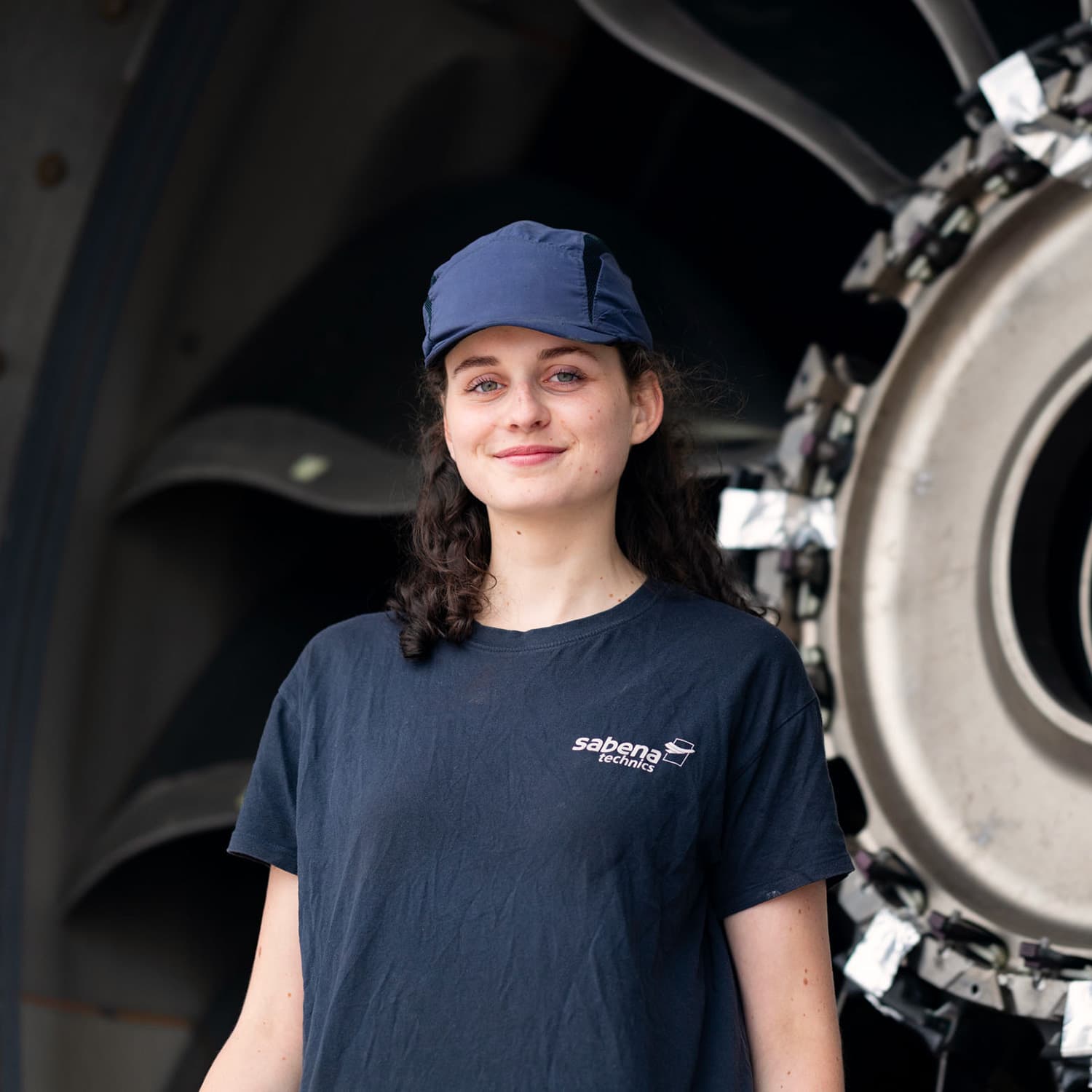 Portrait de Lola, mécanicienne aéronautique B1 / C130 chez Sabena technics