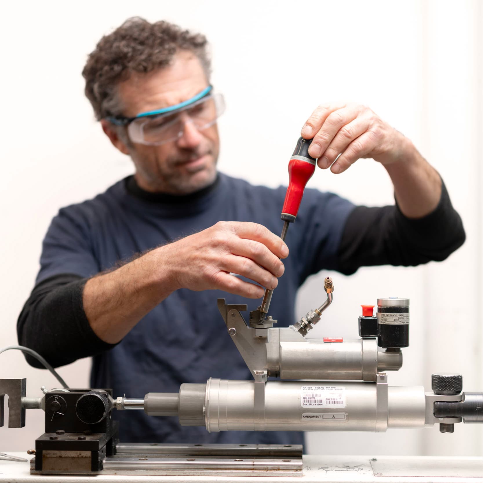 Technicien Sabena technics en maintenance d’un composant hydraulique d’aéronef