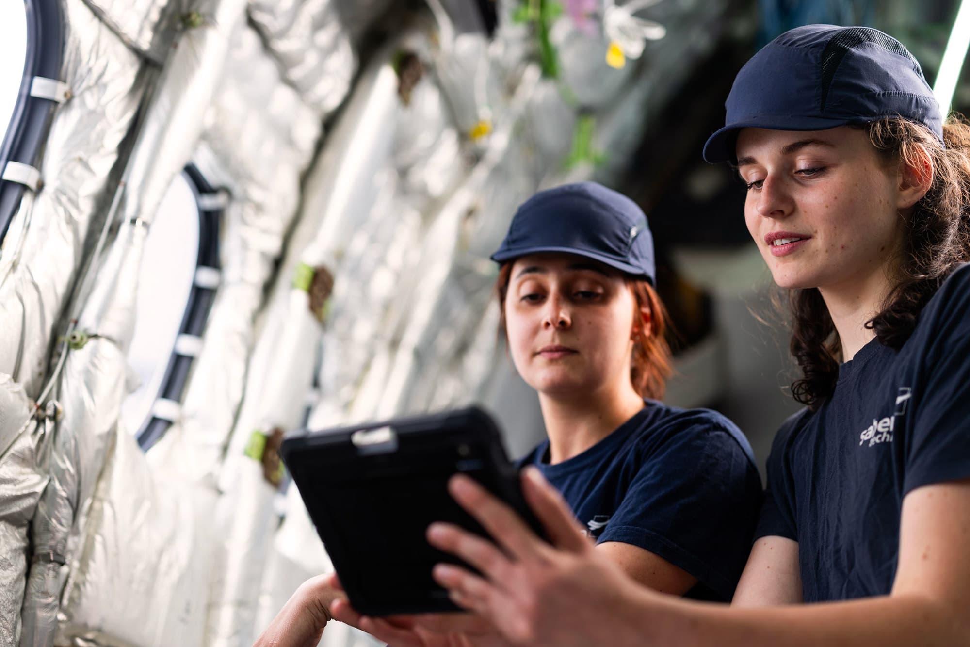 Deux techniciennes Sabena technics en inspection intérieure d’un appareil